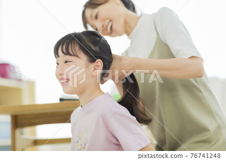 一個讓媽媽紮頭發的女孩 76741248