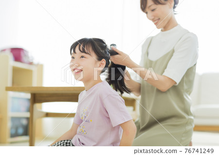 女孩被媽媽梳理頭髮 76741249