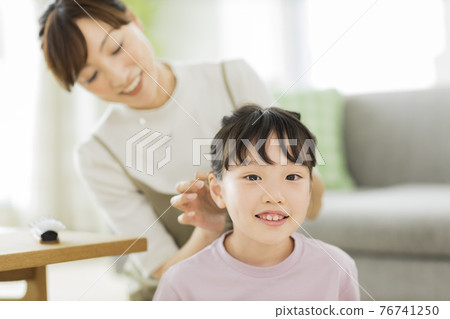 一個讓媽媽紮頭發的女孩 76741250