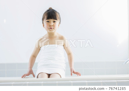 沐浴女孩 76741285