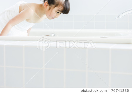沐浴女孩 76741286