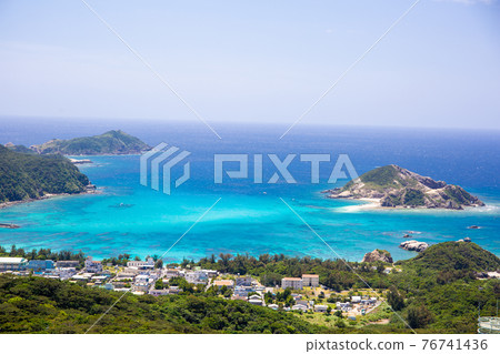 沖繩縣偏遠島嶼渡嘉敷島的海灘景色，吸引了許多遊客。 76741436