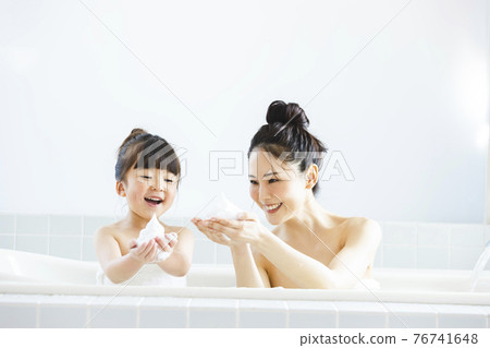 Bathing with parents and children lifestyle 76741648