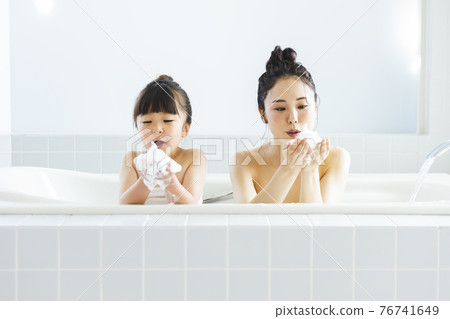 與父母和孩子一起沐浴生活方式 76741649