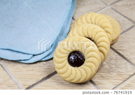 cookie with cream and blueberry jam 76741919