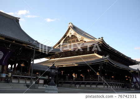 Goeido of Higashi Honganji Temple in autumn in Kyoto Goeido of Higashi Honganji Temple in autumn in Kyoto 76742331