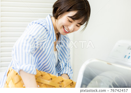 Woman doing the laundry 76742457