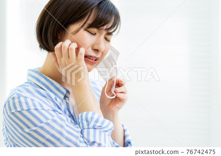 一個戴著口罩麻煩的女人 76742475