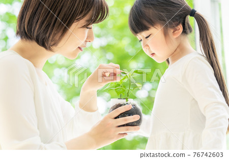 Parent-child environmental protection image of seeing plants 76742603