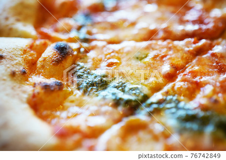 Delicious looking pizza 76742849