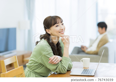 Middle female computer couple Middle female computer couple 76743039