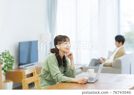 Middle female couple Middle female couple 76743040