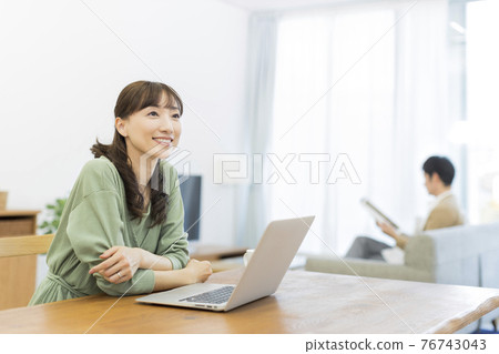 Middle female couple Middle female couple 76743043