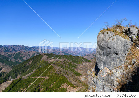 (埼玉縣)二子山的春天的天空和岩石的山脊 (埼玉縣)二子山的春天的天空和岩石的山脊 76743160