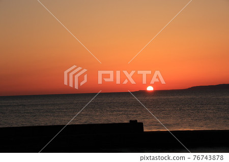 Sunset in the Sea of Japan 76743878