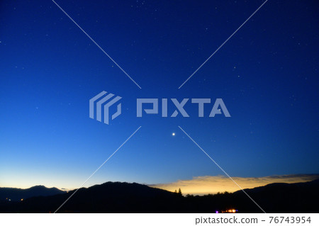 北斗市白州町黎明的天空中升起的木星和土星（水平位置） 76743954