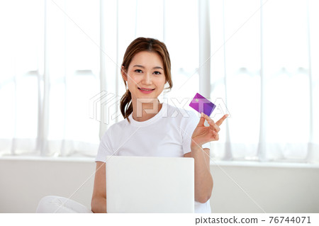 年輕女子，生活方式，互聯網購物 76744071