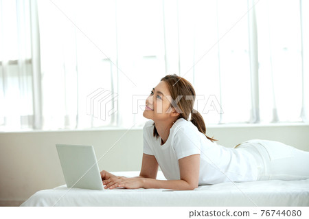 年輕女子,生活方式,互聯網購物 年輕女子,生活方式,互聯網購物 76744080