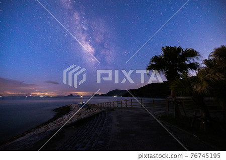 《Suooshima, Yamaguchi Prefecture》 The Milky Way floating on the star beach 76745195
