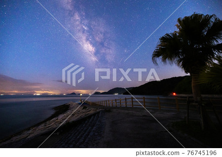 《Suooshima, Yamaguchi Prefecture》 The Milky Way floating on the star beach 76745196