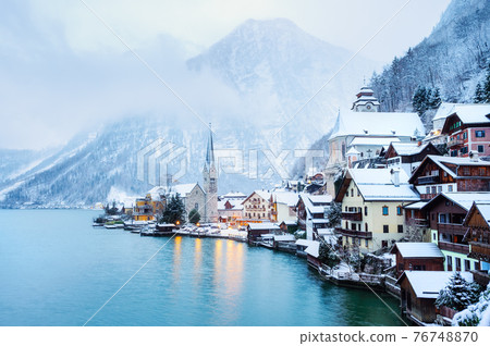Hallstatt village in winter, Austria 76748870