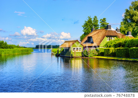 Idyllic lake landscape in Giethoorn village, Netherlands 76748878