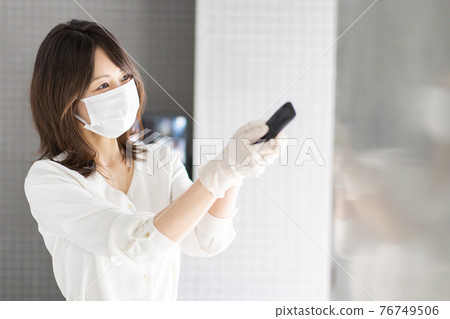 Staff who measure your body temperature to prevent the spread of infection 76749506