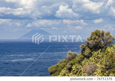 Rock cliff of cape Capo Vaticano with Aeolian Islands, Tyrrhenian Sea, Calabria, Southern Italy 76751376