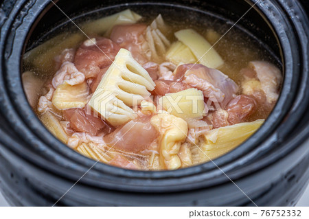 用砂鍋煮的竹筍飯 用砂鍋煮的竹筍飯 76752332