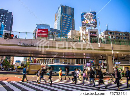 日本東京城市景觀，如六本木十字路口 76752384
