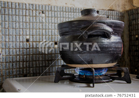 Cooking in a clay pot on a gas stove in an old kitchen 76752431