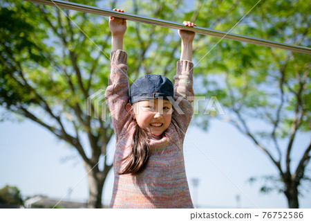 Girls playing with iron bars 76752586