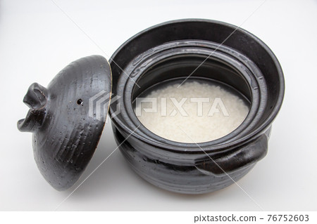 White rice in a clay pot, flooded rice White rice in a clay pot, flooded rice 76752603