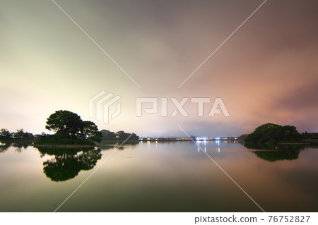 夜晚的平池 夜晚的平池 76752827