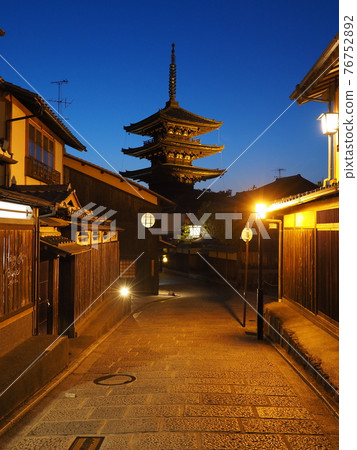 Kyoto Magic Hour Yasaka Tower 76752892