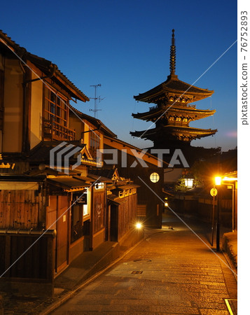 Kyoto Magic Hour Yasaka Tower 76752893