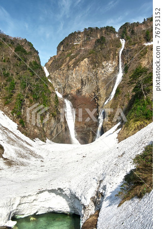日本最高水頭的正名瀑布（左）和只有在春天融雪時才會出現的阪木瀑布（右）。 76753152