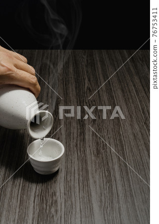 晚間飲品清酒日式風格 晚間飲品清酒日式風格 76753411