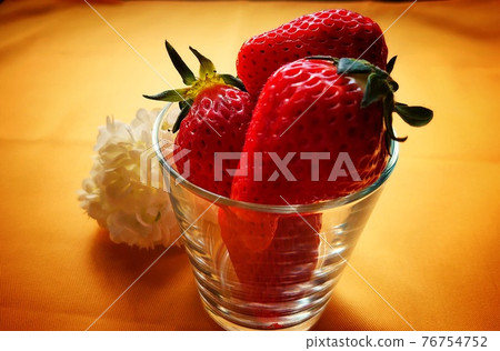 Delicious strawberries and Odemari flowers piled up in a glass Delicious strawberries and Odemari flowers piled up in a glass 76754752