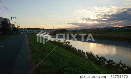 太陽落山的河床 太陽落山的河床 76755770