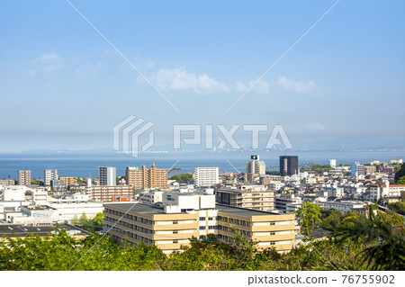 俯瞰龜川、別府市和別府灣 76755902