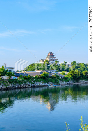 Karatsu Castle swaying on the blue sky background and water surface Karatsu Castle swaying on the blue sky background and water surface 76759064