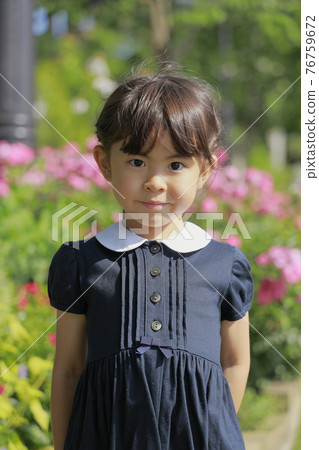 Toddler (5 years old) and pink roses 76759672