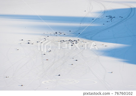 Aerial view of winter ice fishing. 76760102