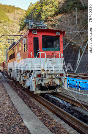 大井川鐵道井川線列車窗風景Abt型鐵道電力機車 大井川鐵道井川線列車窗風景Abt型鐵道電力機車 76760380