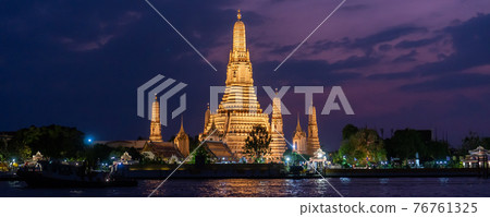 Beautiful night scape view of Wat Arun Ratchawararam temple in Bangkok, Thailand 76761325
