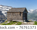 A hut 76761373
