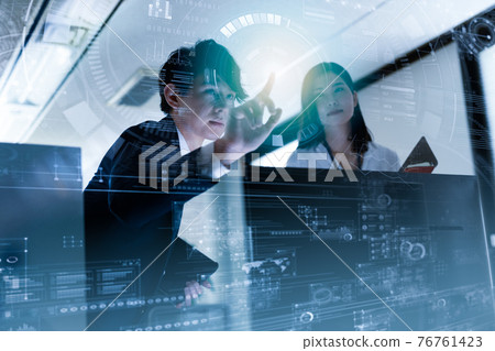 在公司工作的商務人士 在公司工作的商務人士 76761423