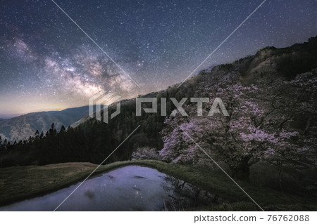 Achi Village, Nagano Prefecture Koma Tsunagi no Sakura and the Milky Way Achi Village, Nagano Prefecture Koma Tsunagi no Sakura and the Milky Way 76762088
