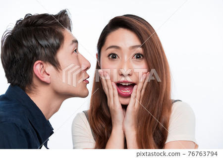 一個男人打她的耳朵讓女人感到驚訝 一個男人打她的耳朵讓女人感到驚訝 76763794